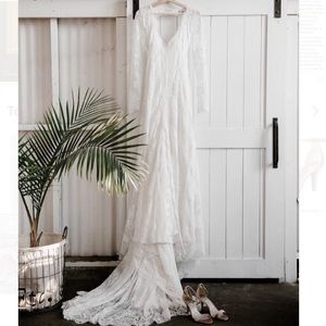 Backless lace wedding dress